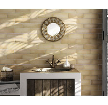 Badkamer met wastafel, spiegel en wandtegels in baksteenlook