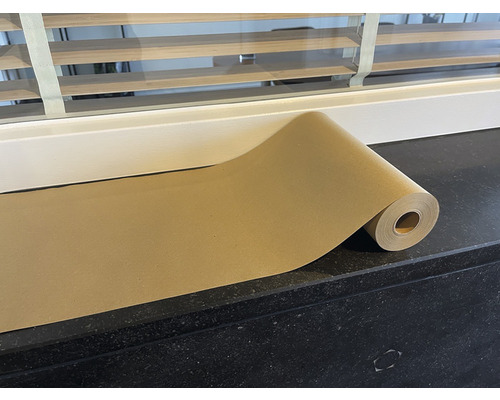 Rol verpakkingspapier op een vensterbank