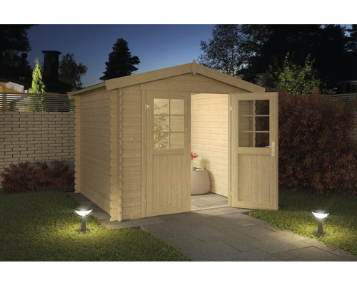 Houten tuinhuis met open dubbele deur in een buitenomgeving