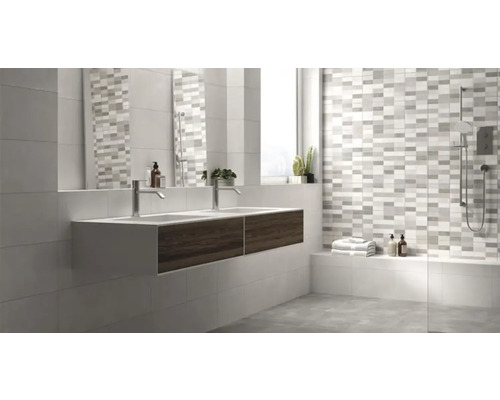 Moderne badkamer met wastafel, spiegel en tegels