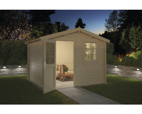 Houten tuinhuis met open deur en raam in een tuin bij nacht.