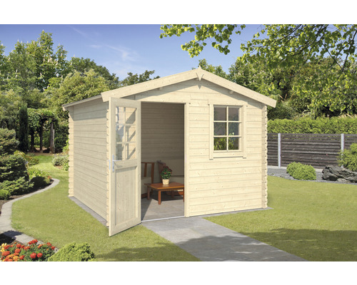 Tuinhuis met open deur en raam in de tuin.