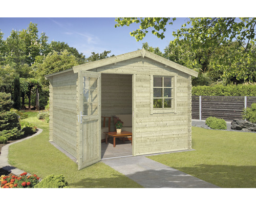 Houten tuinhuis met open deur en raam in de tuin