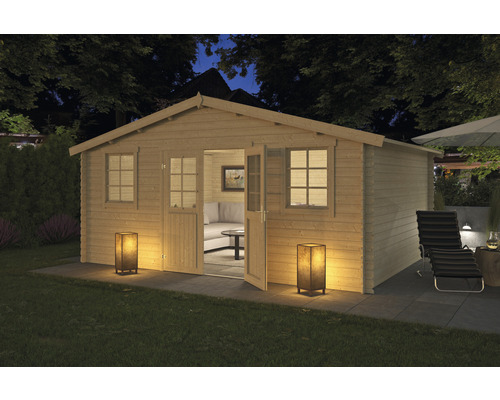 Houten tuinhuis met openstaande dubbele deur, ramen en tuinmeubelen buiten