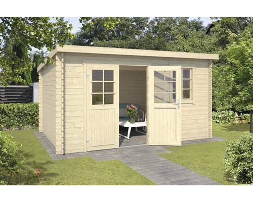 Houten tuinhuis met dubbele deur en ramen in de tuin.