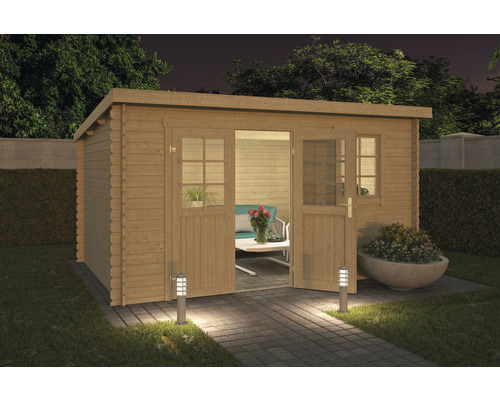 Houten tuinhuis met dubbele deur en verlichting in de tuin