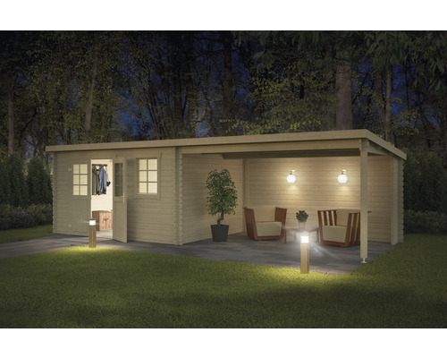 Tuinhuis met terras, tuinmeubelen en verlichting in de tuin.