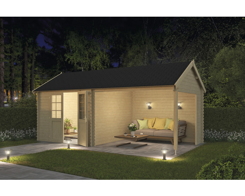 Houten tuinhuis met overdekt terras en tuinverlichting in de nacht