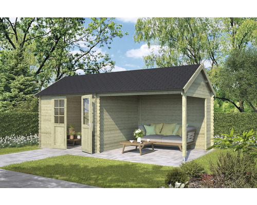 Houten tuinhuis met overdekte veranda en tuinmeubelen buiten.