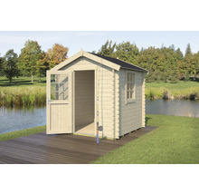 Houten tuinhuis met open deur op een houten terras aan het meer