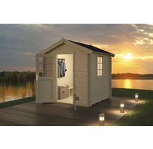 Houten tuinhuis met open deur aan het meer bij zonsondergang