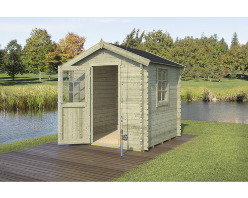 Houten tuinhuis met raam en open deur naast een meer