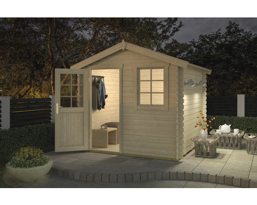 Tuinhuis met open deur en raam, omgeven door tuinmeubelen