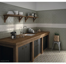 Keukenscène met gootsteen, houten werkblad, tegels en decor.