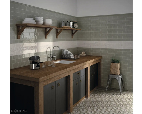 Keukenscène met gootsteen, houten werkblad, tegels en decor.