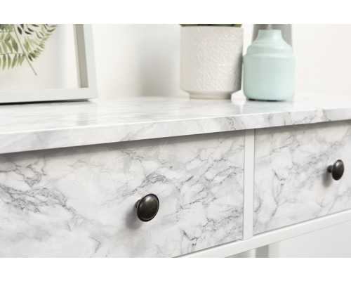 Decoratiefolie met marmerpatroon op dressoir