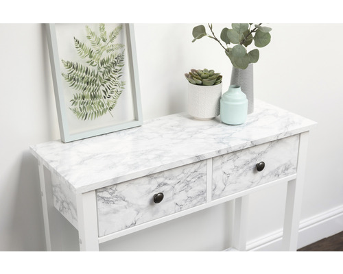 Decoratieve opstelling op een witte consoletafel met lades en marmerfolie