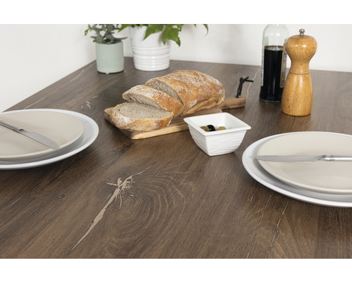 Eettafel met brood, olijven, borden en bestek