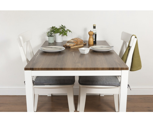 Eettafel met twee stoelen, servies en decoraties