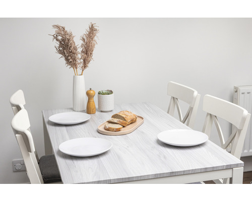 Gedekte eettafel met servies en decoratie