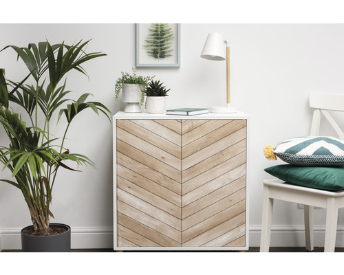 Woonkamer met commode, kamerplanten, lamp en decoratie