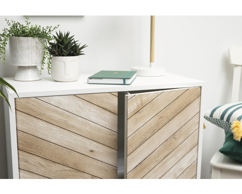 Witte hoekkast met twee deuren en houten decor