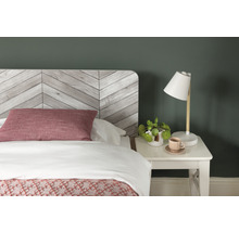 Slaapkamer met bed, nachtkastje en lamp