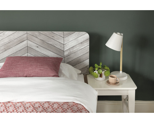 Slaapkamer met bed, nachtkastje en lamp