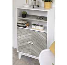 Kast met twee deuren en legplanken in de woonkamer