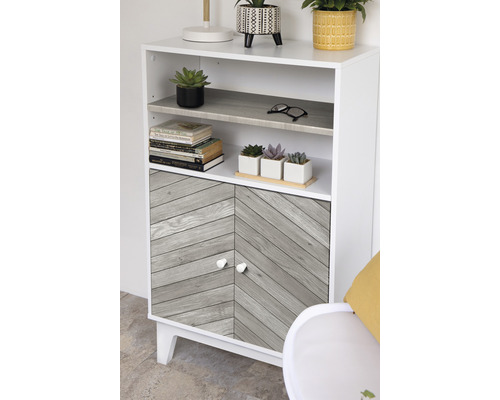 Kast met twee deuren en legplanken in de woonkamer