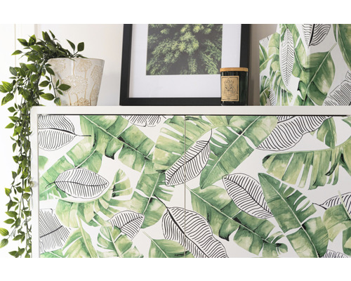 Kast met bladerpatroon, potplant, fotolijst en kaars