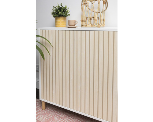 Dressoir met geribbelde deuren en decoratieve objecten