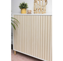 Dressoir met geribbelde deuren, potplant en decoratieve objecten erop