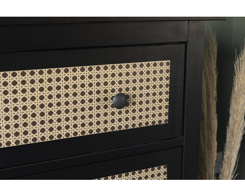 Close-up van een ladekast met rotan vlechtwerk op de laden