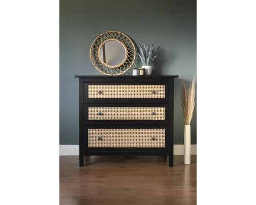 Commode met drie lades en spiegel in de hal