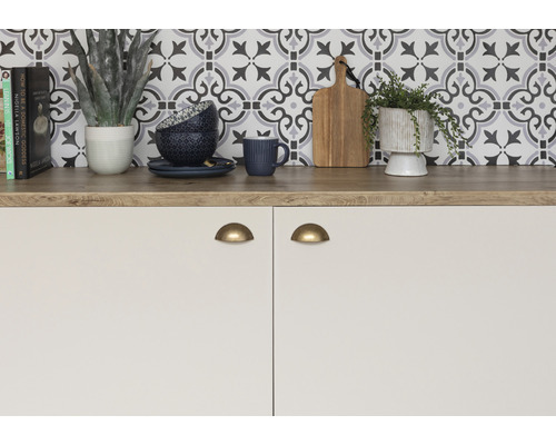 Keukenscène met werkblad, servies en decoratie op een kast