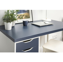 Gedetailleerde weergave van een bureau met donkerblauw blad, laden, laptop, beker en decoratie
