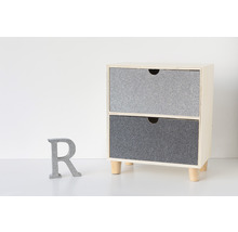 Commode met twee lades en een decoratieve letter R.