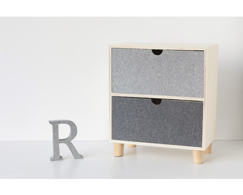 Commode met twee lades en een decoratieve letter R.