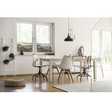 Lichte eetkamer met eettafel, stoelen en raamdecoratie