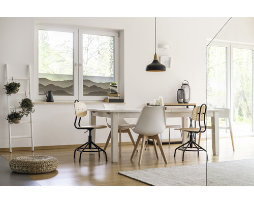 Lichte eetkamer met eettafel, stoelen en raamdecoratie