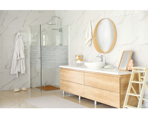 Lichte badkamer met douche, wastafel en spiegel