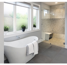 Moderne badkamer met vrijstaand bad, douchecabine en raamfolie