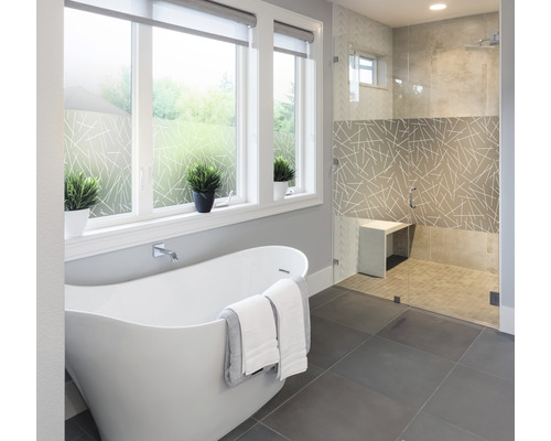 Moderne badkamer met vrijstaand bad, douchecabine en raamfolie