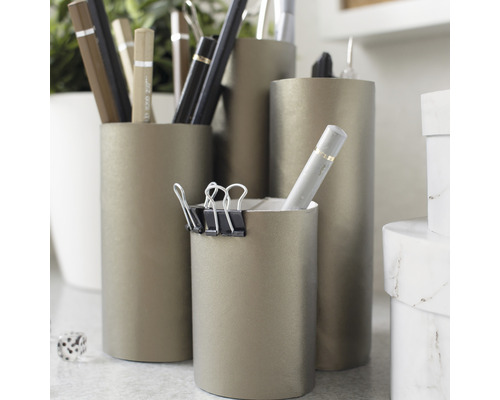 Metalen pennenhouder in verschillende maten met pennen en paperclips