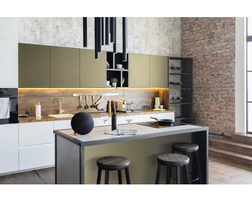 Lichte keuken met kookeiland, barkrukken en diverse keukengerei