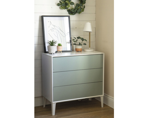 Kast met drie laden, decoratie, lamp en afbeelding