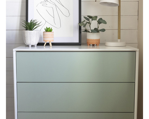 Kast met drie laden, planten en lamp erop