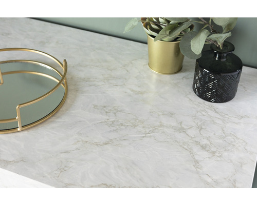 Decoratieve folie met marmerlook op een oppervlak met een rond dienblad, een potplant en een vaas