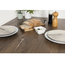 Eettafel met sneetjes brood, olijven en servies